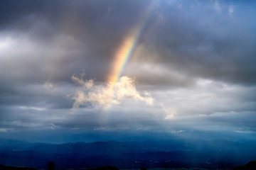 Obraz premium 山頂から見下ろす虹の平野