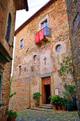 facciata esterna della Badia di S. Bartolomeo nel borgo toscano di Anghiari nella città di Arezzo, Italia. L'esistenza di questa chiesa è menzionata per la prima volta nel 1105