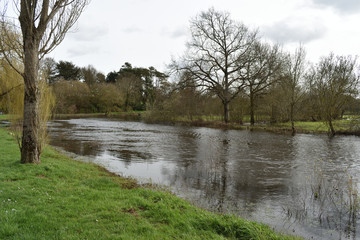 Village de Cheix en Retz dans le d&eacute;partement de la Loire Atlantique et sa rivi&egrave;re l'Acheneau en crue et qui d&eacute;borde le long du rivage en cr&eacute;ant des paysages sublimes de berges inond&eacute;es et de barques 