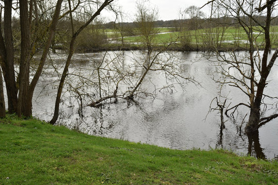 Village de Cheix en Retz dans le d&eacute;partement de la Loire Atlantique et sa rivi&egrave;re l'Acheneau en crue et qui d&eacute;borde le long du rivage en cr&eacute;ant des paysages sublimes de berges inond&eacute;es et de barques 