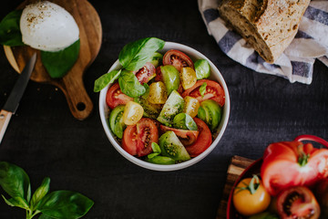 Salade du soleil à base de tomates et mozzarella