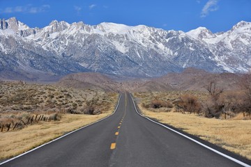 Fototapeta premium Road to the mountains in California - USA