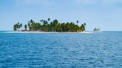 Fototapeta na wymiar palm Islands of the remote San Blas Islands archipelago of Kuna Yala, Panama