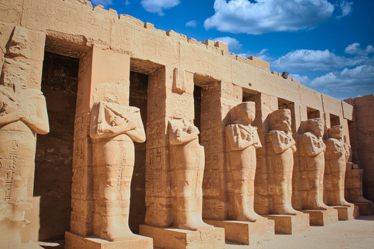 Temple et statues en Egypte