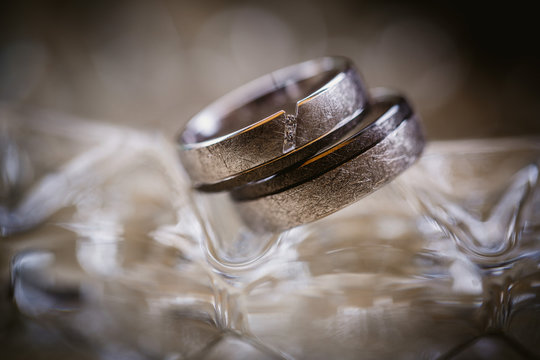 Hochzeitsringe in Silber mit Edelsteinen und Diamaten