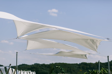 Sonnensegel in den Weinbergen für eine Hochzeit im süden von Österreich © Markus