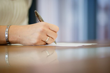 Unterschrift am Standesamt für Hochzeiten und Eheversprechen 