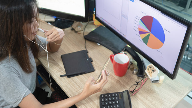 Female businessmen sitting at home View graphs on the computer screen
And being a video call to work. concept work from home.