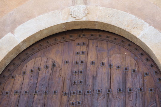 portalon de madera marron con grandes remaches negros, tarragona, catalu&ntilde;a, espa&ntilde;a, europa