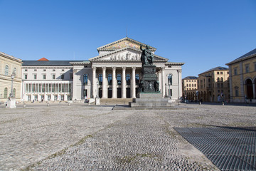 Fototapeta na wymiar München, Deutschland: Max-Joseph-Denkmal am Platz vor der Staatsoper