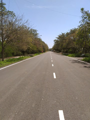 Obraz premium Deserted road in Omega 2 sector in Greater Noida, Uttar Pradesh, India due to lockdown. Lockdown because of coronavirus
