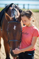Obraz premium girl getting ready to ride a horse