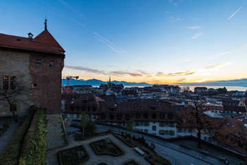 Fototapeta na wymiar Vue au coucher de soleil sur Lausanne depuis la place de la Cathédrale (Suisse)