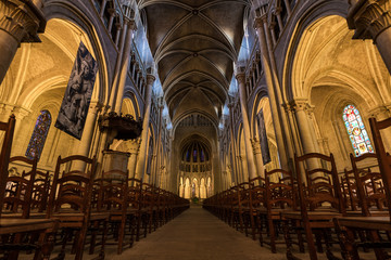 Vue intérieure depuis l’allée centrale de la cathédrale de Lausanne (Suisse)