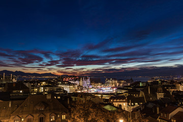 Fototapeta premium Vue nocturne de Lausanne depuis la Place de la Cathédrale au coucher du soleil (Suisse)