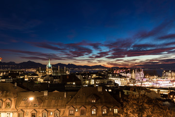 Vue nocturne de Lausanne depuis la Place de la Cathédrale au coucher du soleil (Suisse)