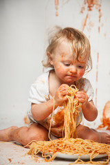 Baby spielt mit dem Essen