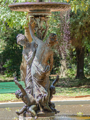 Escultura en fuente de agua en jardin botanico CABA