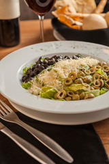 Pasta estilo Italiana con diferentes aceitunas y queso parmesano.