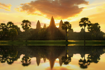 Fototapeta premium Beautiful sunrise at Ankor Wat, Siem Reap, Cambodia