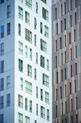 Detalle de la fachada de edificios con sus ventanas.