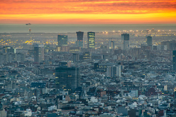 Paisaje urbano aéreo durante el atardecer de la ciudad de Barcelona.