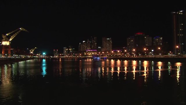 EDIFICIOS DE PUERTO MADERO DE NOCHE
