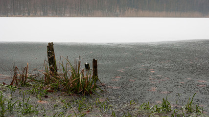 Ruiny pomostu na zamarzniętym jeziorze