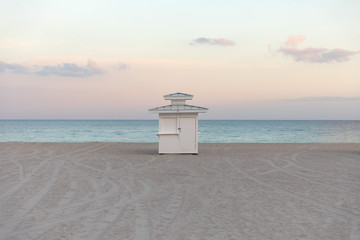 geschlossener Shop an menschenleerem Strand in Miami
