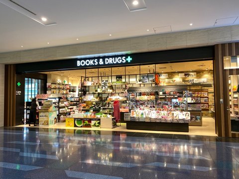 Tokyo, Japan - March 30, 2020: A Books And Drugs Store Is Open At The Toyko Haneda Airport. No People, Taken During The Corona Virus Outbreak - COVID-19