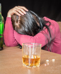 Femme m&eacute;langeant alcool et m&eacute;dicaments