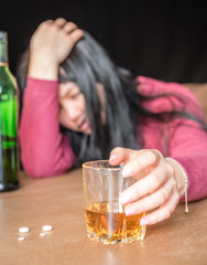 Femme m&eacute;langeant alcool et m&eacute;dicaments