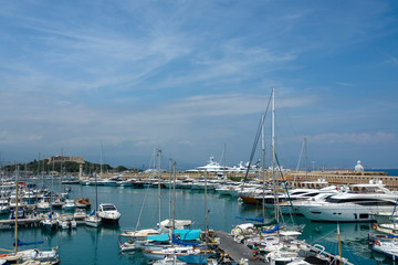 Fototapeta na wymiar Vue du port d'Antibes