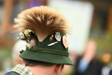 Ein typischer Hut mit Gamsbart im Salzkammergut (Oberösterreich, Österreich) - A typical hat with...