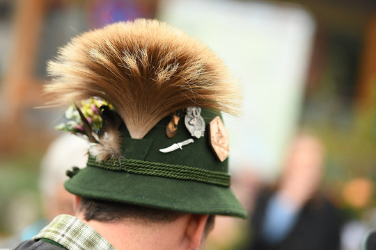 Ein typischer Hut mit Gamsbart im Salzkammergut (Ober&ouml;sterreich, &Ouml;sterreich) - A typical hat with a chamois beard (a bundle with chamois hair) in the Salzkammergut (Upper Austria, Austria)