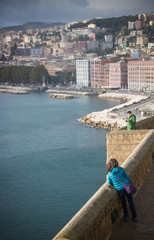 touriste devant la ville de Naples, touriste sur le Castel dell'Ovo, vue sur la ville
