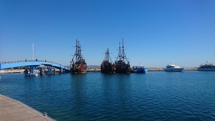 Fototapeta na wymiar Port de pêche Hammamet, Tunis bateau pirate