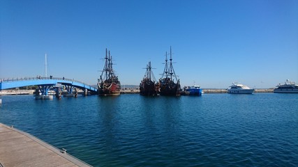 Fototapeta premium Port de pêche Hammamet, Tunis bateau pirate