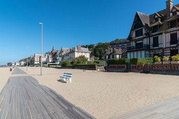 Fototapeta na wymiar Promenade am Strand von Trouville-sur-Mer, Normandie, Frankreich