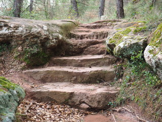 escaleras de formacion natural, de piedra y arcilla roja, en el sendero de la ruta de las hermitas, prades, tarragona, europa
