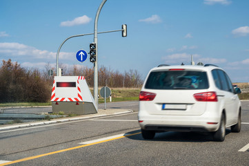 Moderner Hightech-Blitzer an einer Schnellstraße blitzt einen Raser