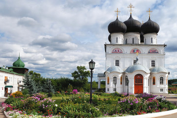 Fototapeta na wymiar Assumption Cathedral of the Blessed Virgin Mary in the city of Kirov. Flower beds are spread among the temple silence on a summer day.