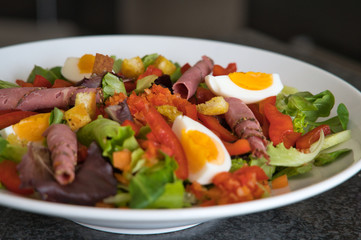 Gemischter Bio Salat Teller mit Tomaten, Eier, Schinken und Croutons, Produktbild