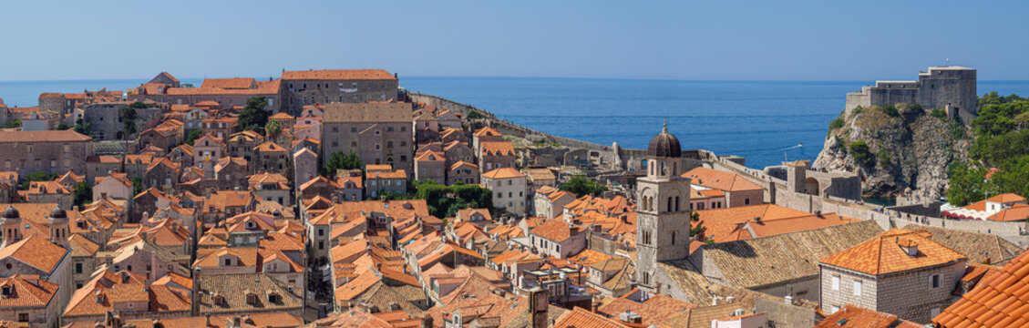 Vistas de tejados rojos y el campanario en la ciudad de Dubrovnik, en Croacia, verano de 2019