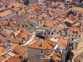 Vistas de tejados rojos y el campanario en la ciudad de Dubrovnik, en Croacia, verano de 2019