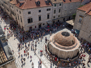 Vistas de tejados rojos y el campanario en la ciudad de Dubrovnik, en Croacia, verano de 2019 © acaballero67