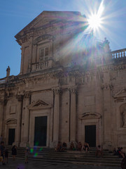 Fototapeta premium Rayos de sol de tarde en la fachada vieja de una iglesia en el casco viejo de Dubrovnik, Croacia, verano de 2019