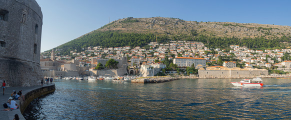 Vistas de la muralla y la bahía en la costa Croata de Dubrovnik, verano de 2019