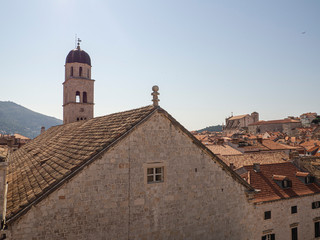 Fototapeta na wymiar Vistas de tejados rojos y el campanario en la ciudad de Dubrovnik, en Croacia, verano de 2019