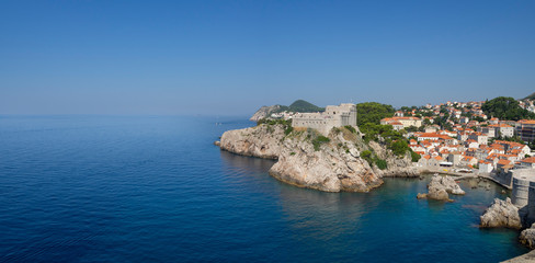 Fototapeta na wymiar Vistas panorámicas, de la costa de Dubrovnik con aguas azules en Croacia, verano de 2019